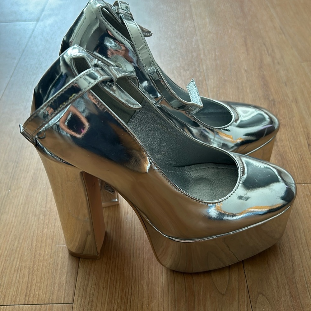 Azalea Wang size 6 silver platform heel